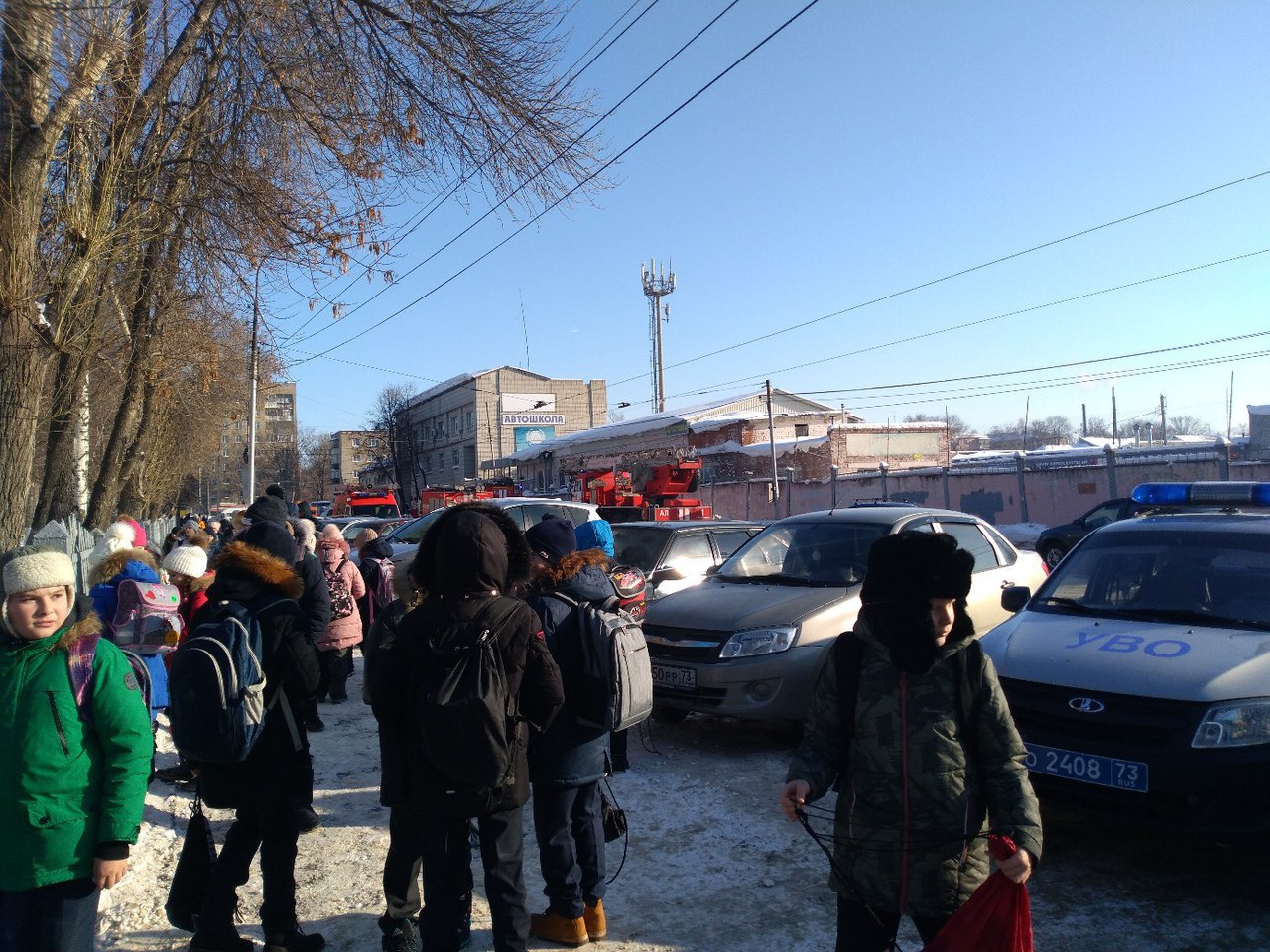 Иду ульяновск. 51 Школа Ульяновск звминированп. Заминирование школ в Ульяновске. Эвакуация Ульяновск. Заминировали школы в Ульяновске.