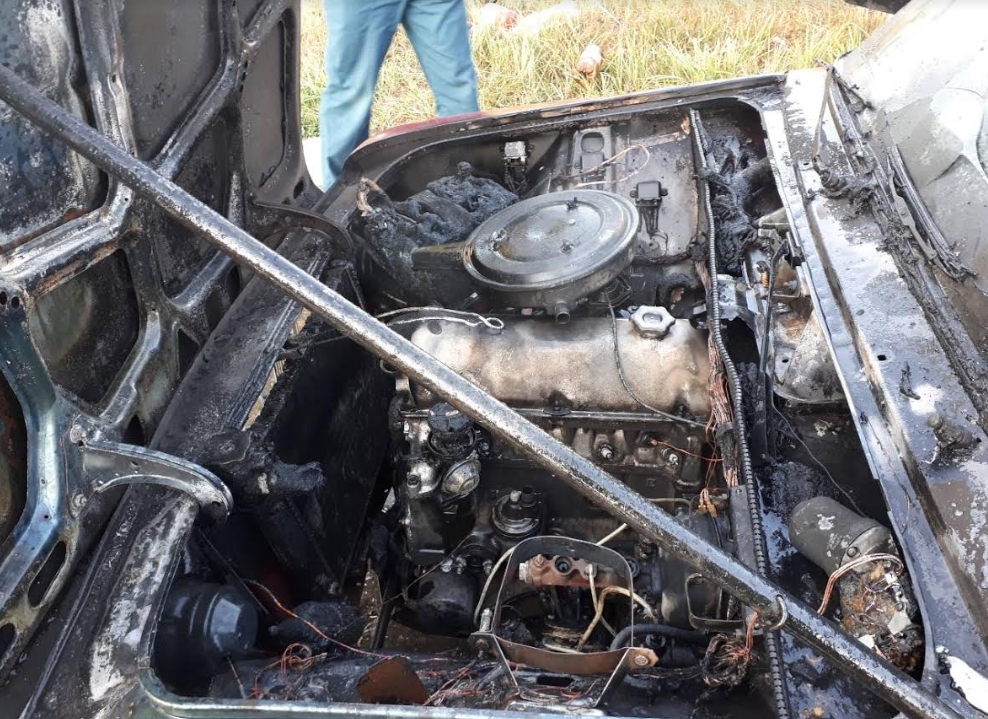 Капот пошел дым. ВАЗ 2106 горит. Сгоревшая прокладка на шестерки. Задымился двигатель под капотом. Повреждение моторного отделения.