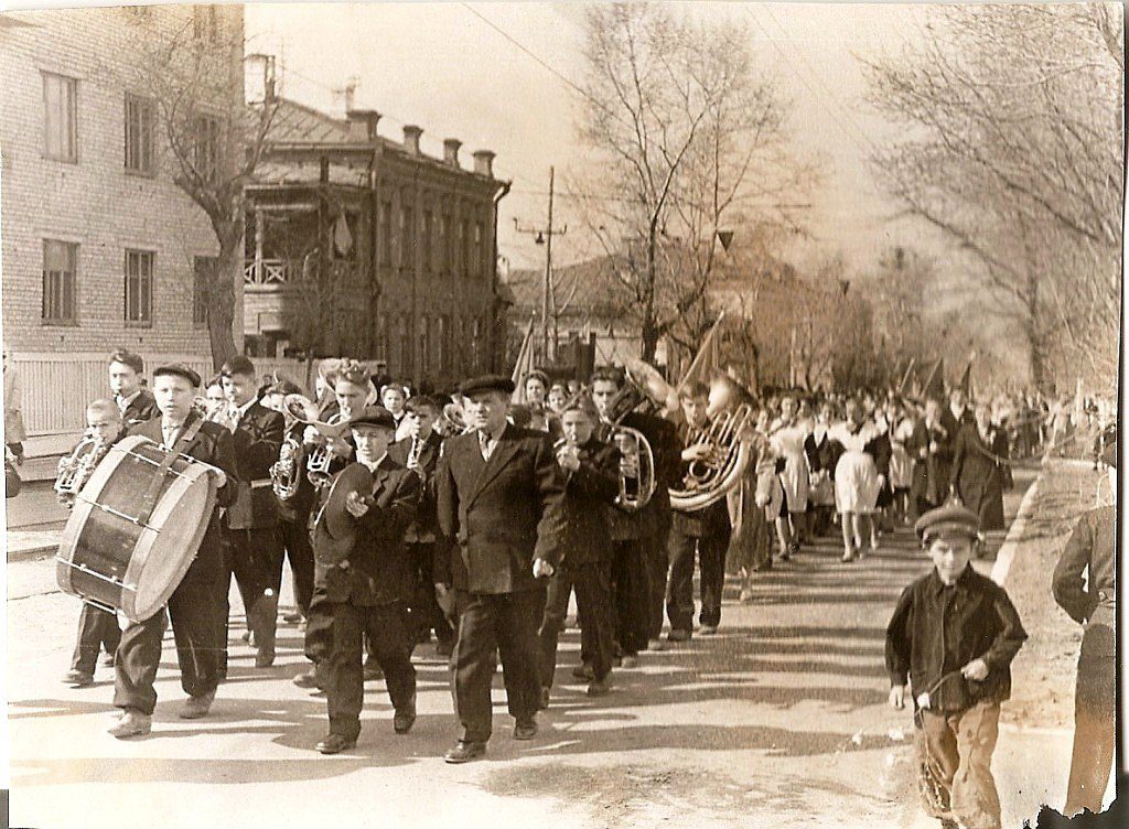 Сегодня праздник старый. Первомайская демонстрация. Первомай 1961 года в Москве. Советские Маевки. Маевка старые фото Россия.