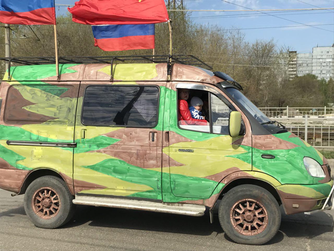 Креатива” в этом году было много меньше. Традиционный народный “автопробег  Победы” снова собрал сотни авто. Фото Улпресса - все новости Ульяновска