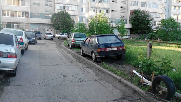 Парковаться на детских площадках можно, на газонах как бы нельзя, но никто  не накажет. Ставим в вопросе точку, не жалуйтесь-некуда Улпресса - все  новости Ульяновска