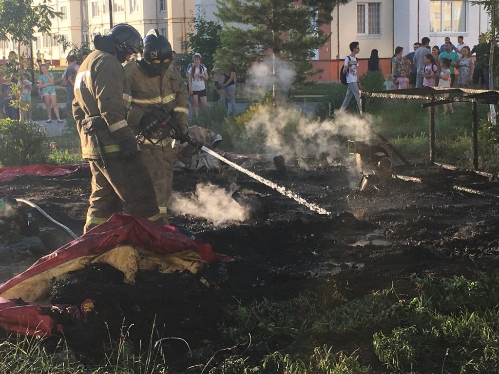 Загорелся за считанные секунды. Хорошо, что внутри никого не было”. В Новом  городе сгорел детский батут. Видео дня от Алексея МАРАХОВЦА Улпресса - все  новости Ульяновска