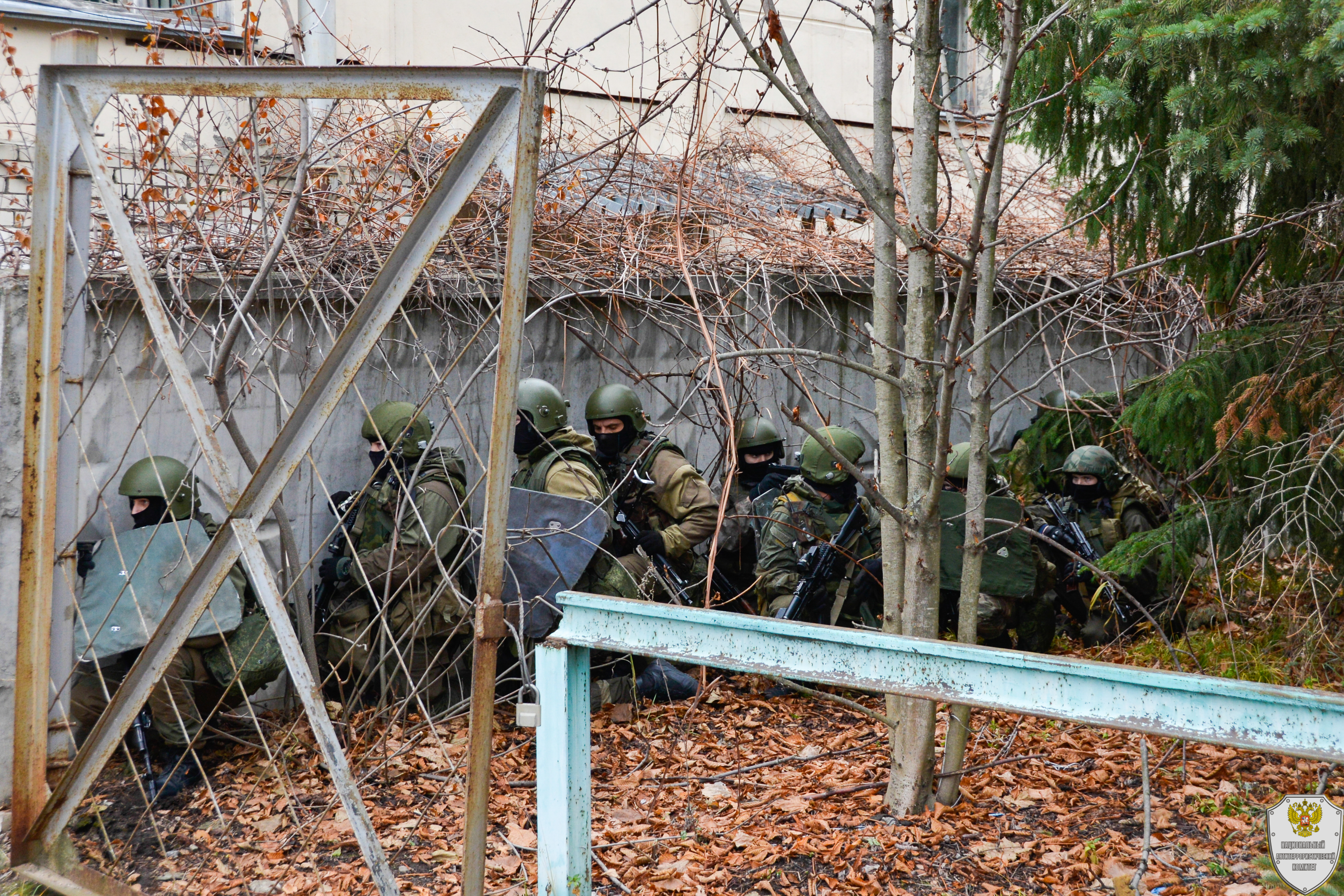 Нападение на штаб. Защитный щит при захвате здания. Спецназ ВВ НИИАР Димитровград фото. Нападение на штаб в Чечне. Рота блокирует объекты.