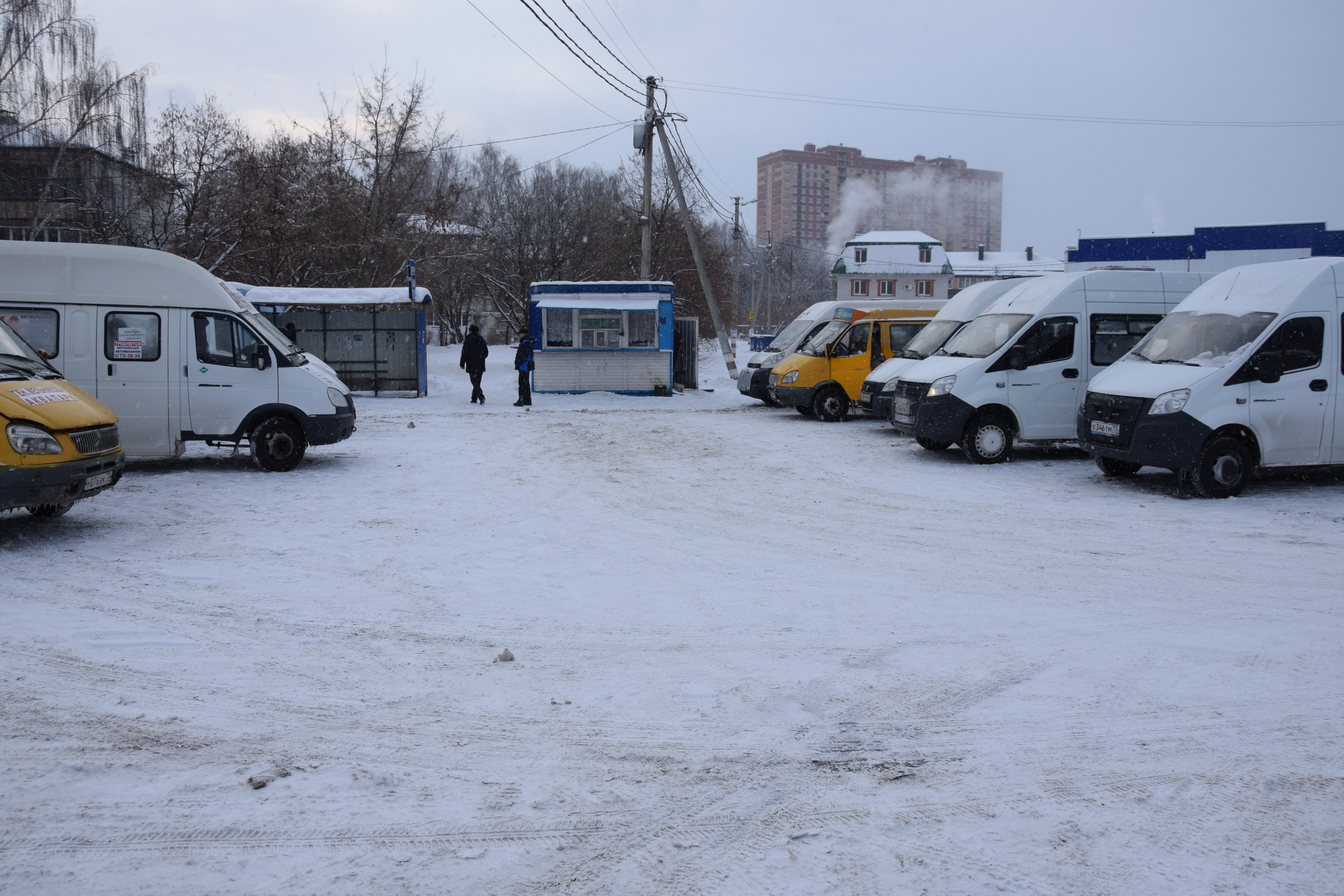 Маршрут декабря. Маршрутка зимой. Маршрутный автобус зимой. Транспорт зимой Ульяновск. Общественный транспорт Ульяновск зима.