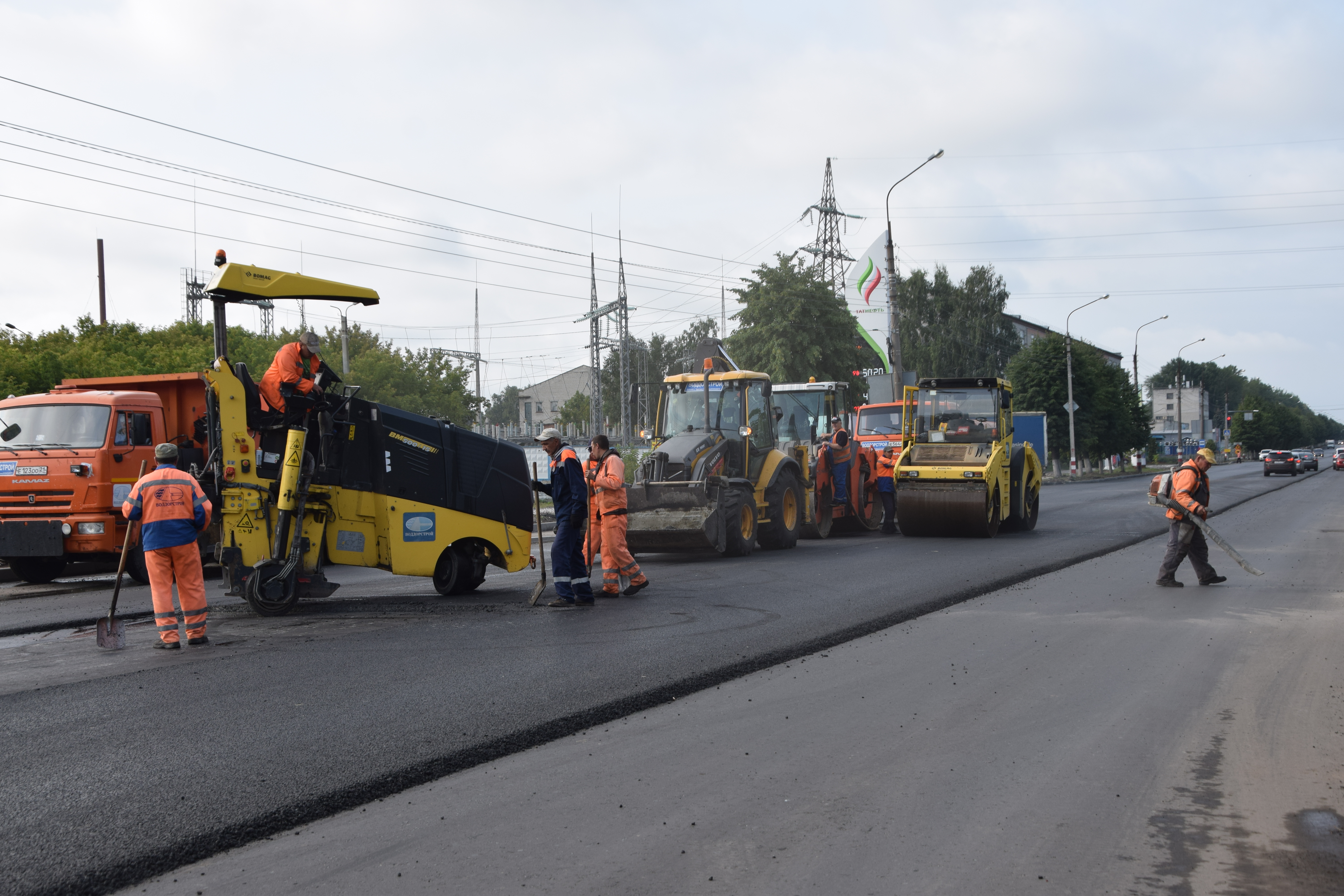 Дороги ульяновска сегодня. Дорожные работы. Ульяновск дороги. Реконструкция дорог в Ульяновске. Машины для дорожных работ.