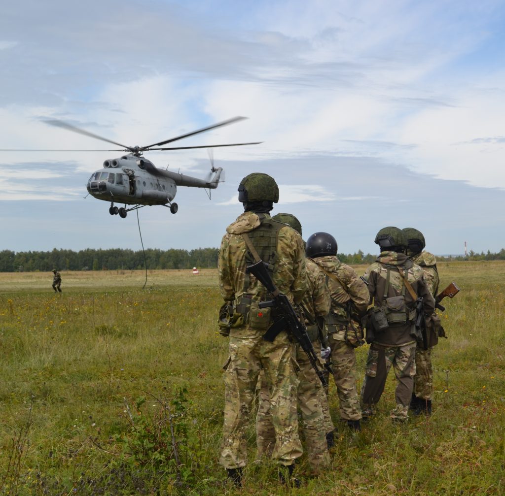 Ульяновский спецназ Росгвардии учился десантироваться с Ми-8 без парашюта.  Фото/видео Улпресса - все новости Ульяновска