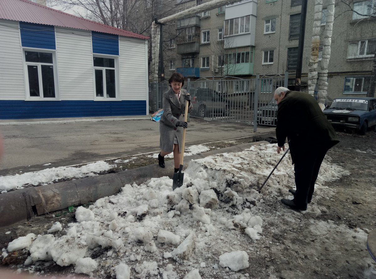 Санитарная пятница, 13-ое: вышли поворошить. Фото дня от администрации  Засвияжского района Улпресса - все новости Ульяновска