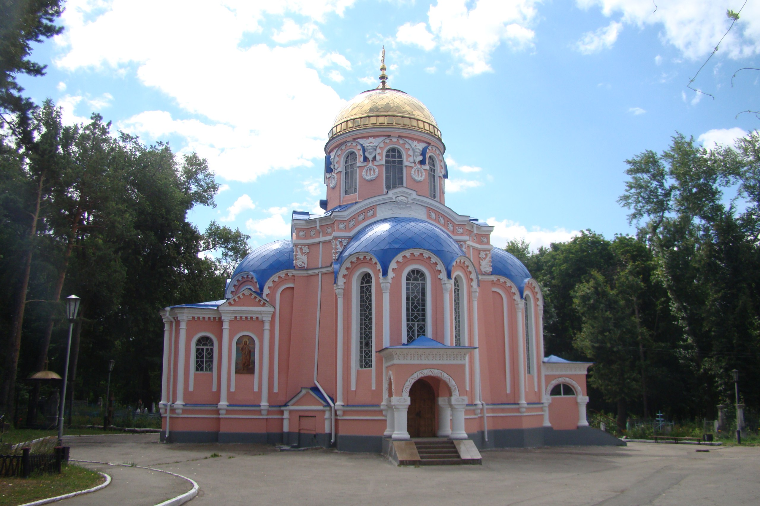 Воскресенский храм ульяновск. Воскресенский некрополь Ульяновск Церковь. Храм Воскресения Христова Ульяновск. Храм на Карла Маркса Ульяновск.