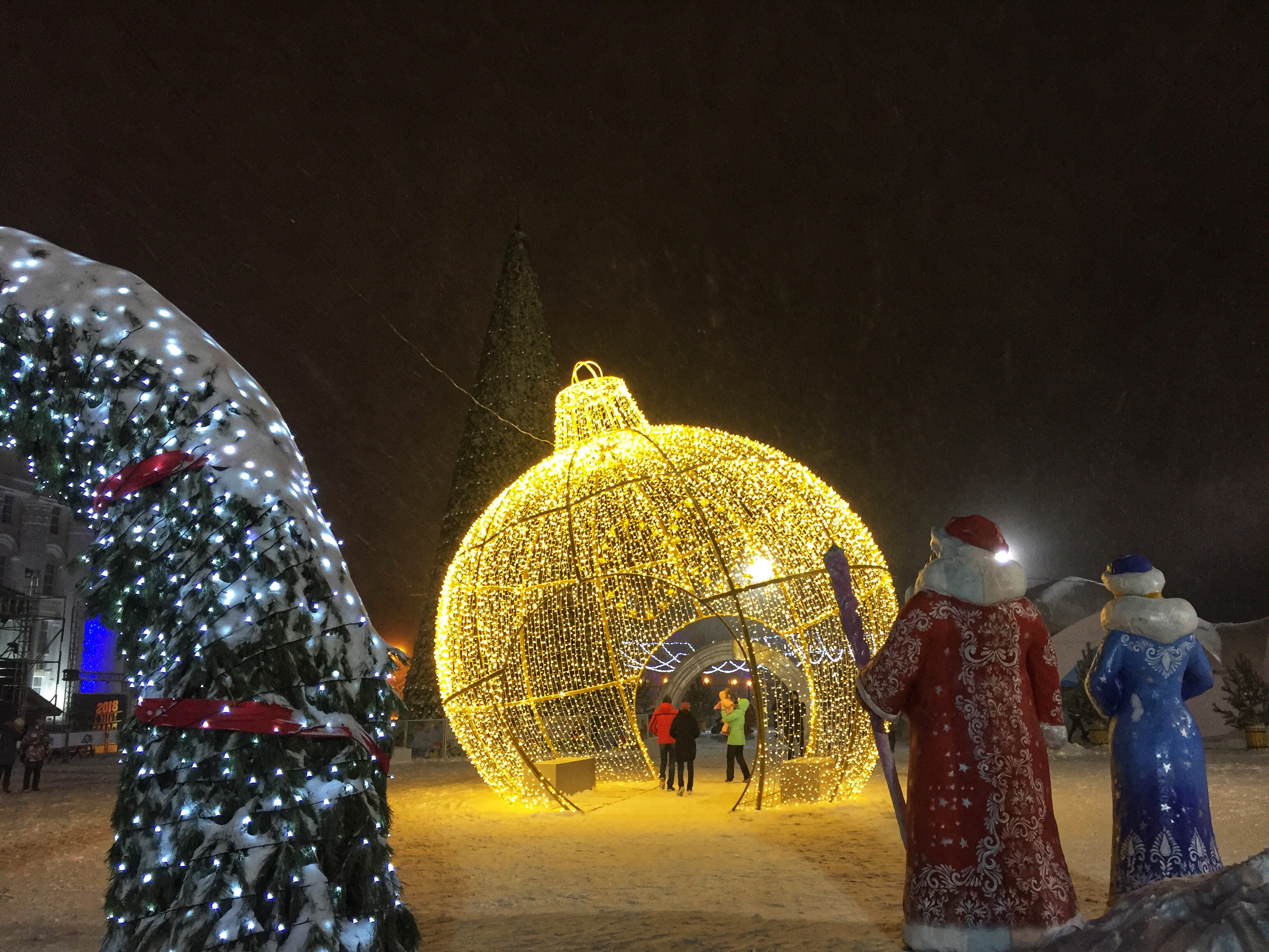 На площади Ленина зажгли главную городскую ёлку. Фото/видео Улпресса - все  новости Ульяновска