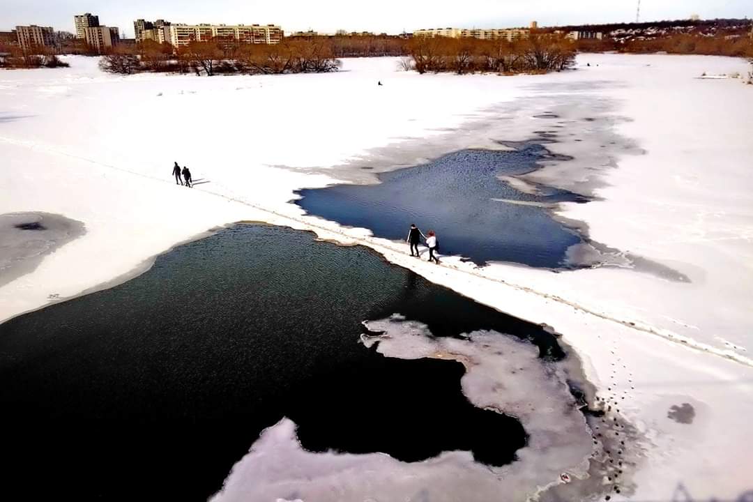 Лед ли. Тонкий лед на реке. Толстый лед на реке. Река темная лед. Лед с желтоватым оттенком.