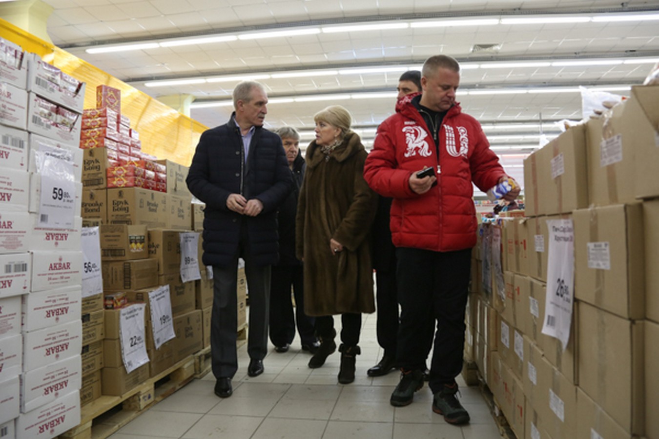 Проминвест ульяновск новости. Губернатор посетил гипермаркет сарай Ульяновск.