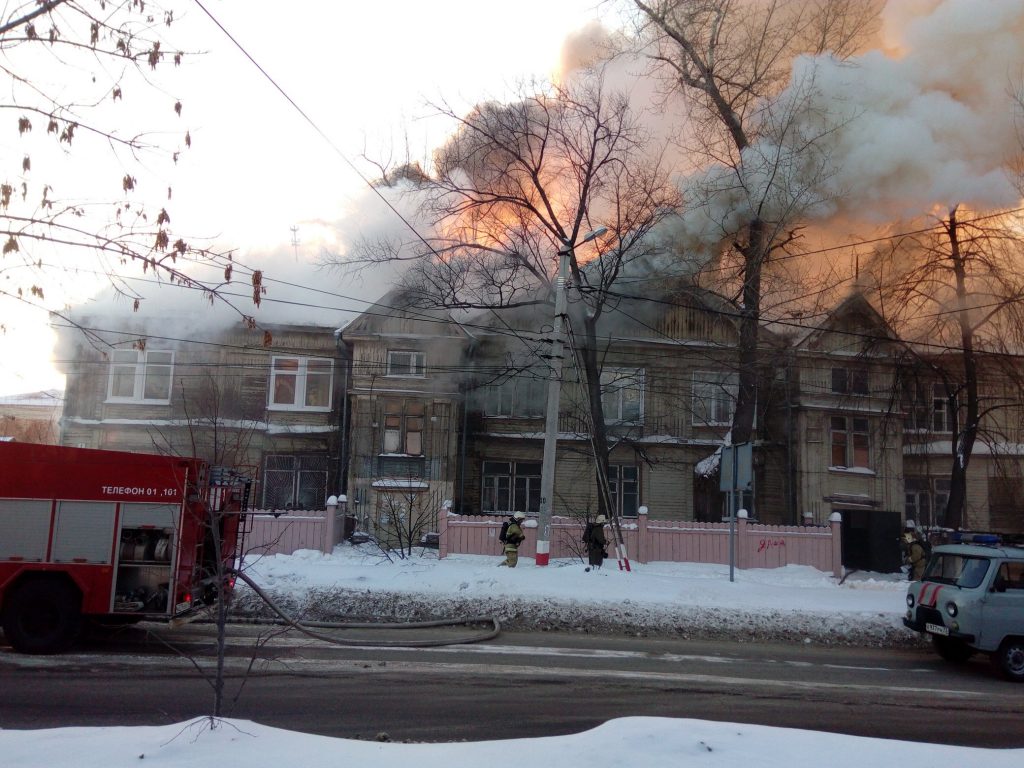 В исторической части города на улице Ленина (перекресток с пер.  Комсомольским) сгорел старый дом. Фото состояния (осень прошлого года) и  пожара Улпресса - все новости Ульяновска