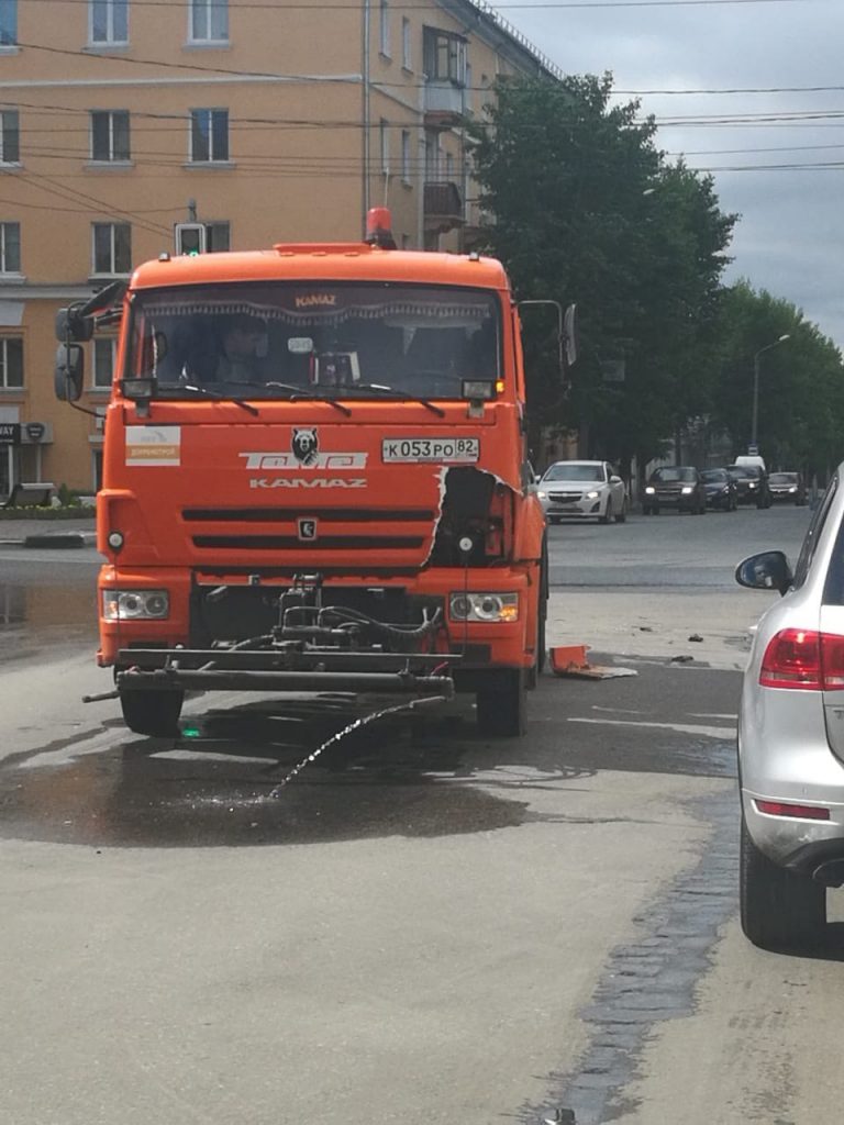 Выдрало клок у “поливалки”. В центре Ульяновска произошло ДТП с машиной МБУ  “Дорремстрой”: фото Улпресса - все новости Ульяновска