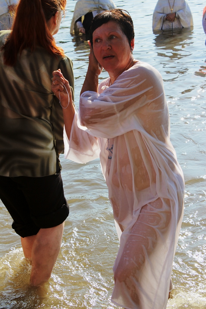Пожилые купаются. Крещенские купания в прозрачном. Женщины купаются. Крещенские купания в прозрачной сорочке. Купание женщин в сорочках.