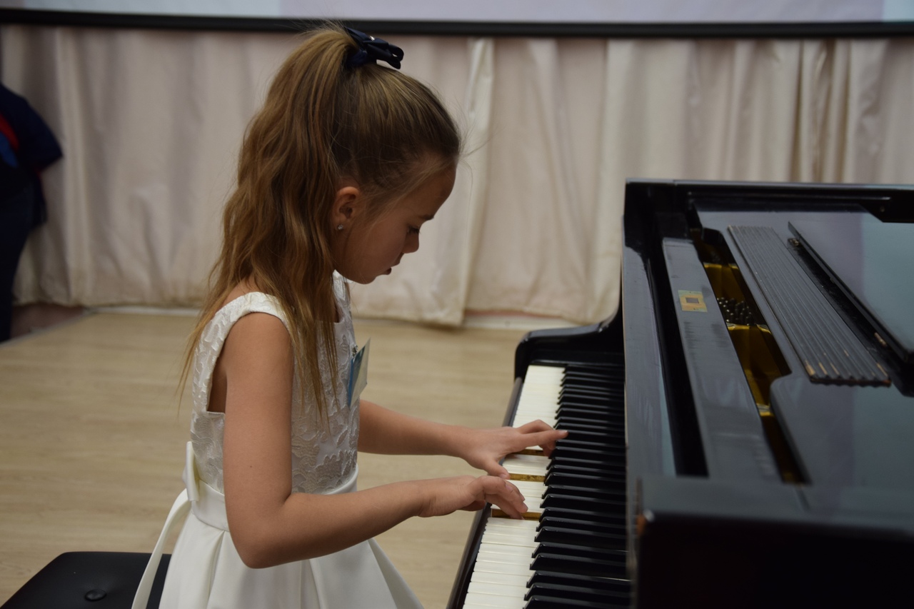 Конкурс фортепиано сегодня. Детский конкурс по фортепиано. Прическа девочке на конкурс фортепиано. Выступление фортепиано Москва дети.