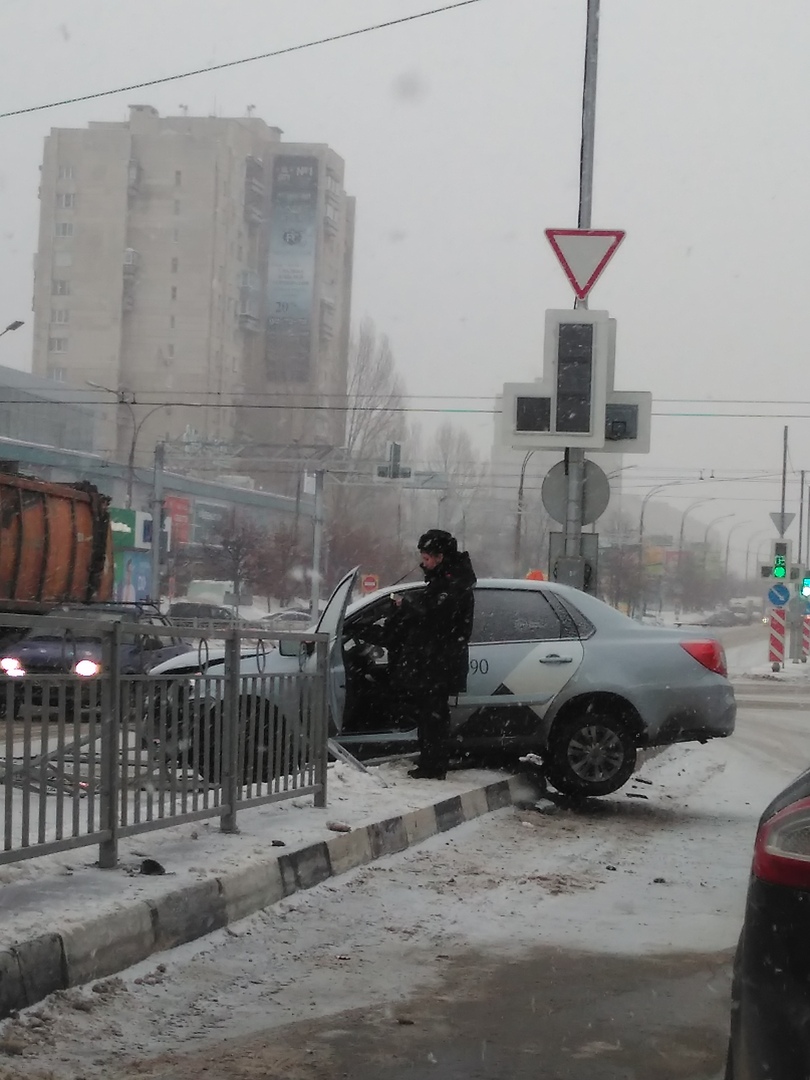 Автомобиль “Яндекс.Такси” вылетел на разделительную полосу на Ульяновском  проспекте. Фото Улпресса - все новости Ульяновска