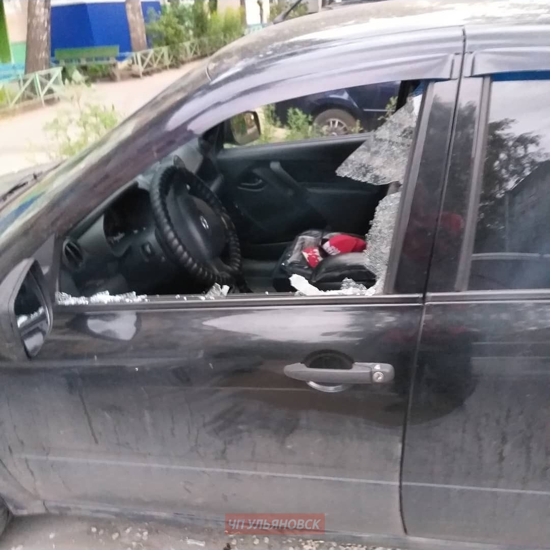 Разбитая машина во дворе. Разбил окно в машине. Разбили стекло в машине. Украли видеорегистратор из машины. Разбитое заднее стекло машины.