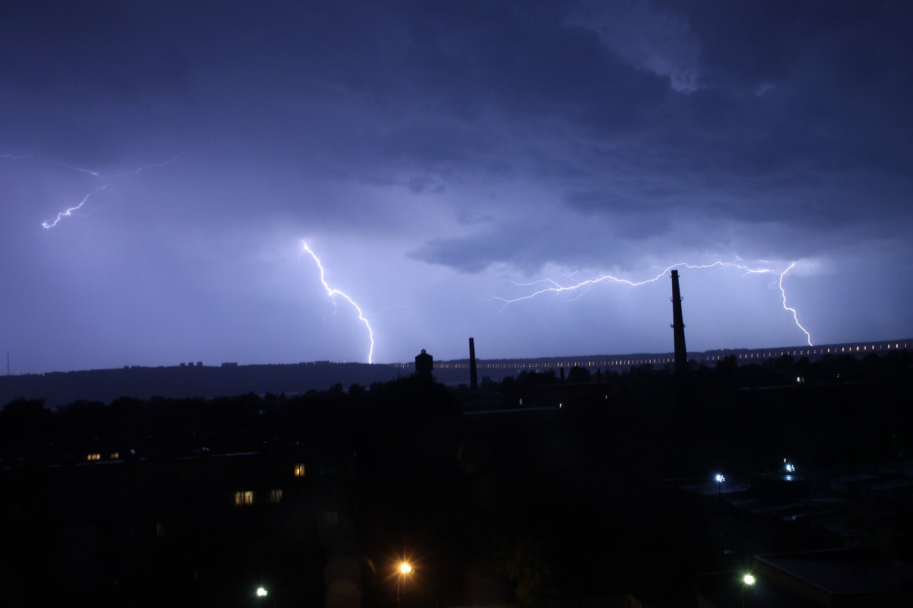 Вечером будет гроза. Молния в Ульяновске. Фото грозы вечером. Ща гроза в Ульяновске фото.