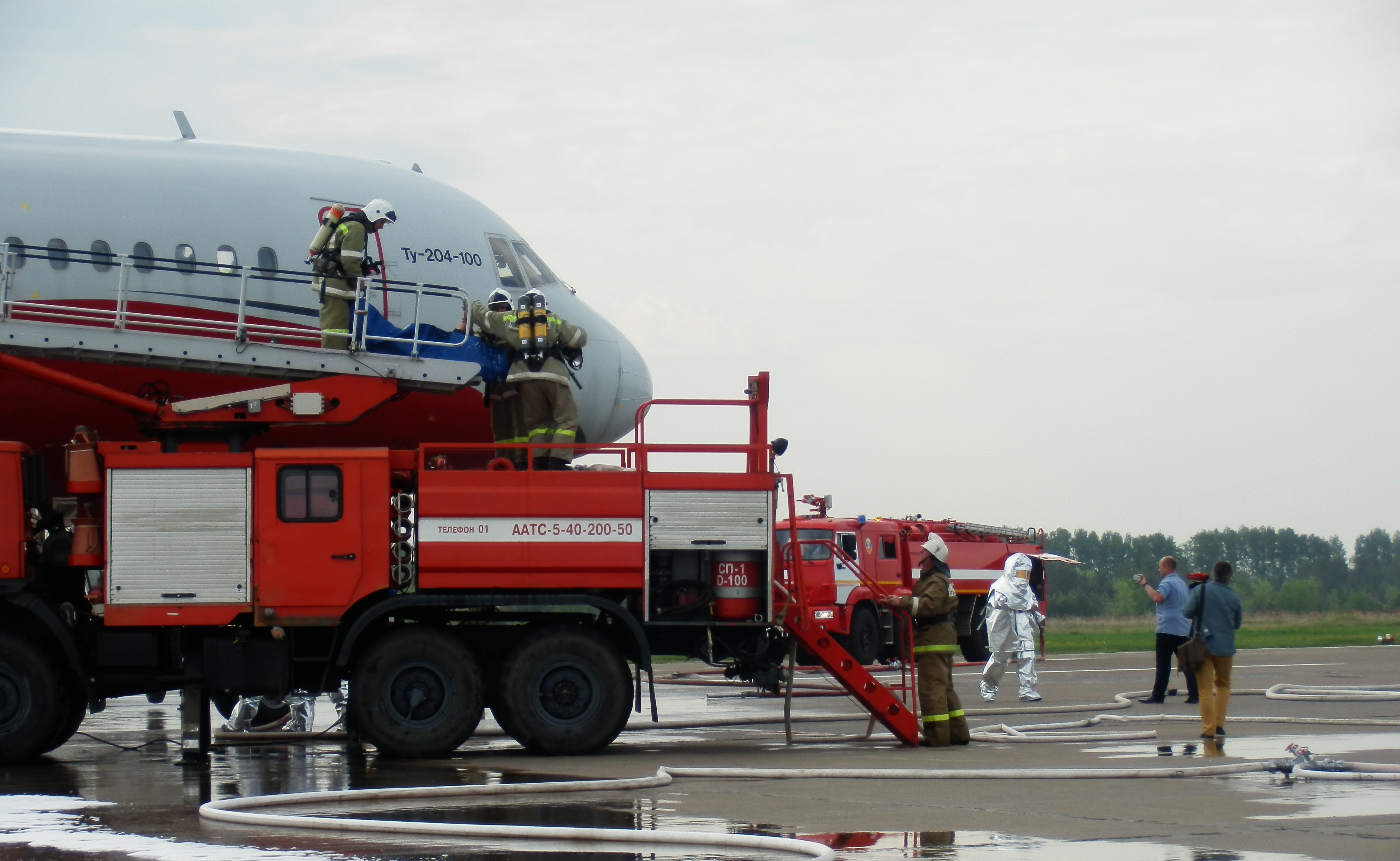 Ту-204 совершил жесткую посадку и загорелся. В аэропорту «Ульяновск- Восточный» прошли совместные учения. Фото Улпресса - все новости Ульяновска