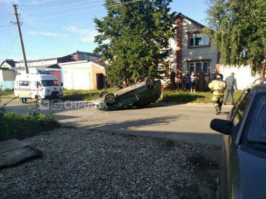 В ДТП с перевернутым автомобилем на севере Ульяновска пострадали двое. Фото  с места аварии Улпресса - все новости Ульяновска