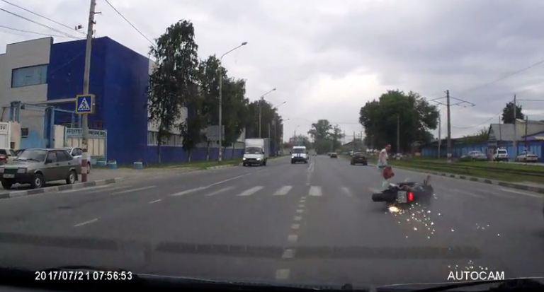 В Петербурге мотоциклист сбил пешехода и погиб. ВИДЕО