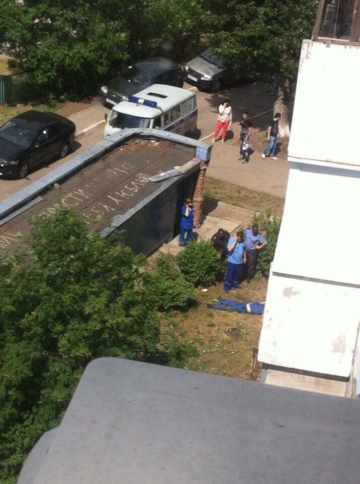 Мужчина выпал с балкона. Выпала из окна Ульяновск. Парень выпал из окна в Ульяновске. Мужчина в Чите выпал с окна. Выпал из окна Ульяновск сегодня.