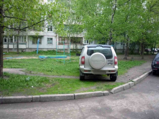 Парковаться на детских площадках можно, на газонах как бы нельзя, но никто  не накажет. Ставим в вопросе точку, не жалуйтесь-некуда Улпресса - все  новости Ульяновска