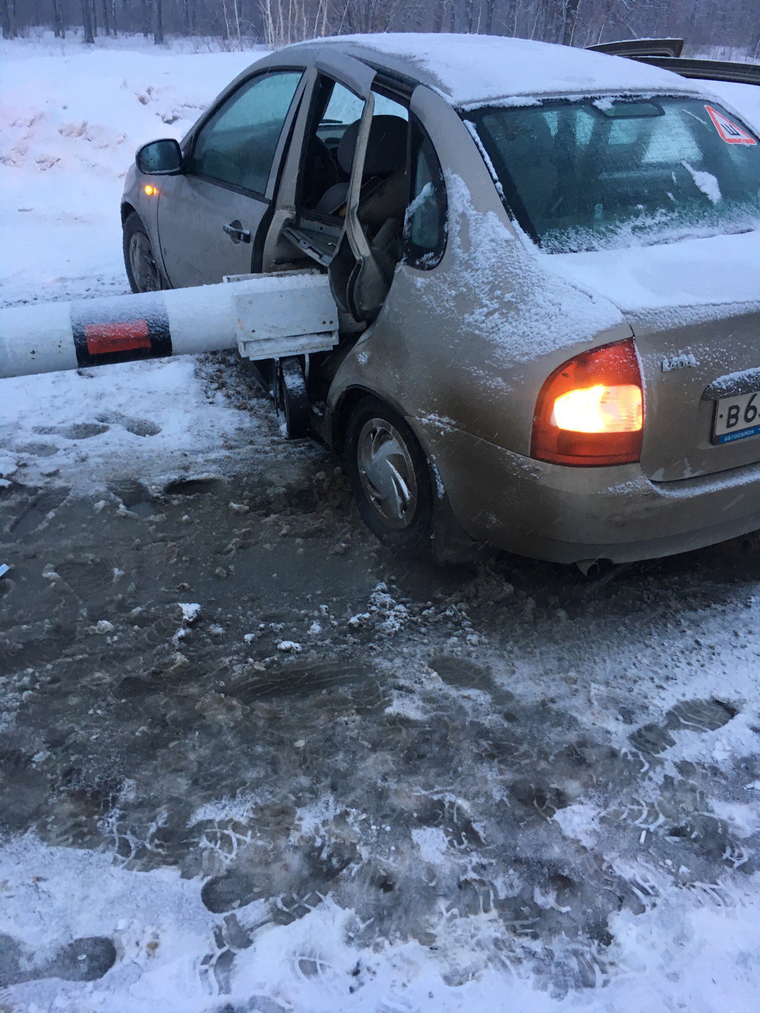 На взлетной полосе в Новом городе шлагбаум насквозь пробил ВАЗ. Фото  Улпресса - все новости Ульяновска