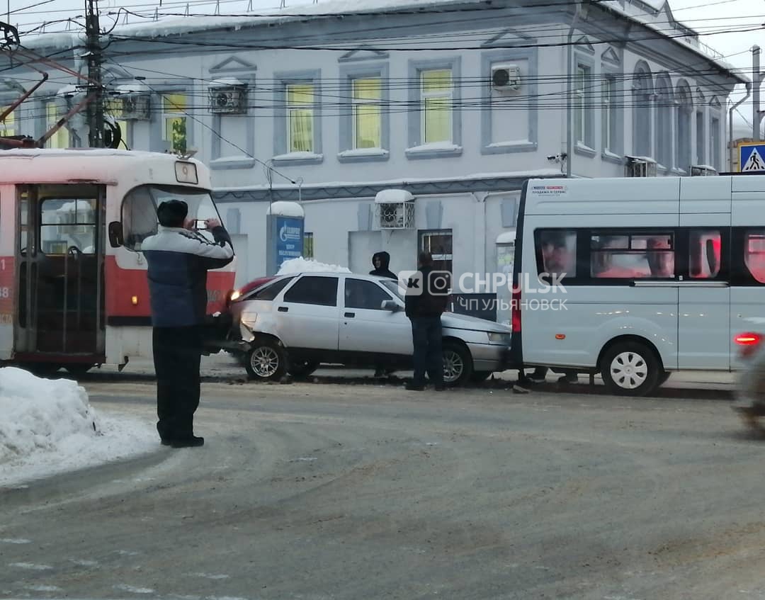 Трамвай и маршрутка “зажали” ВАЗ на Марата. Фото Улпресса - все новости  Ульяновска