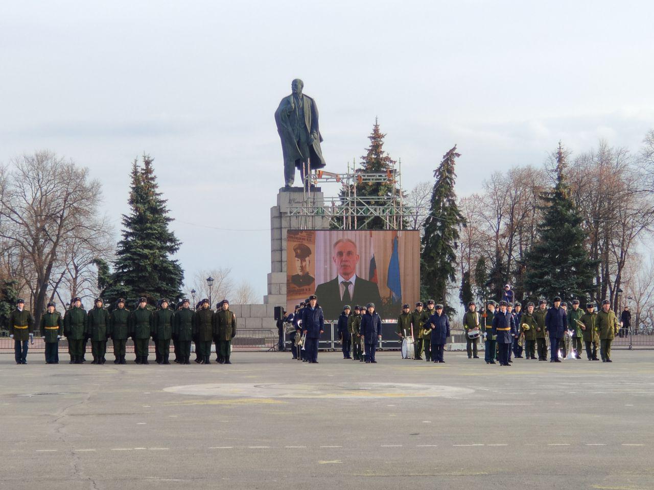 Пройти площадь. Фото парада войск на Соборной площади Самара.