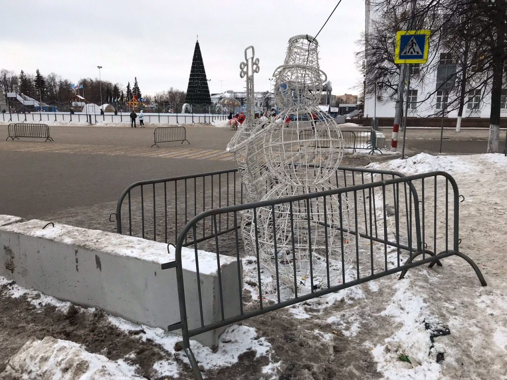 Рождественский хоррор. Снеговик бил лошадей током на Соборной площади,  пришлось срочно отключать. Хорошо, что не пострадали люди Улпресса - все  новости Ульяновска