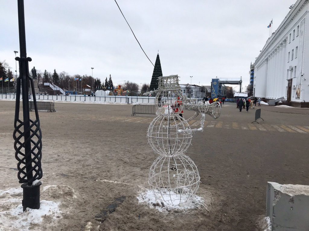 Рождественский хоррор. Снеговик бил лошадей током на Соборной площади,  пришлось срочно отключать. Хорошо, что не пострадали люди Улпресса - все  новости Ульяновска