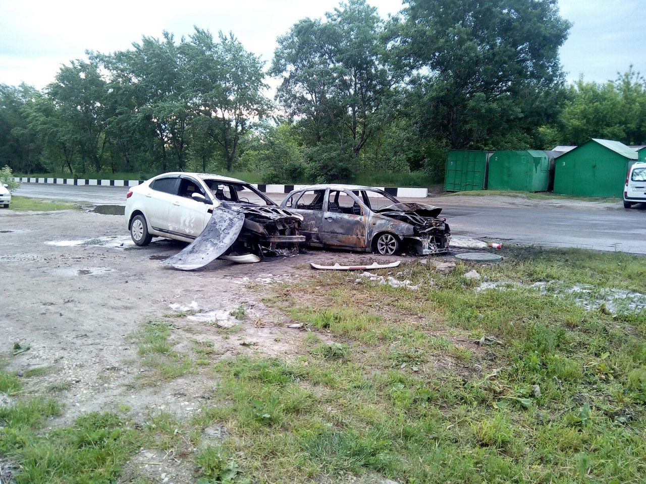 Ночью в Засвияжье полностью сгорела “Лада Калина”. Огонь перекинулся на “Киа  Рио”. Фото Улпресса - все новости Ульяновска