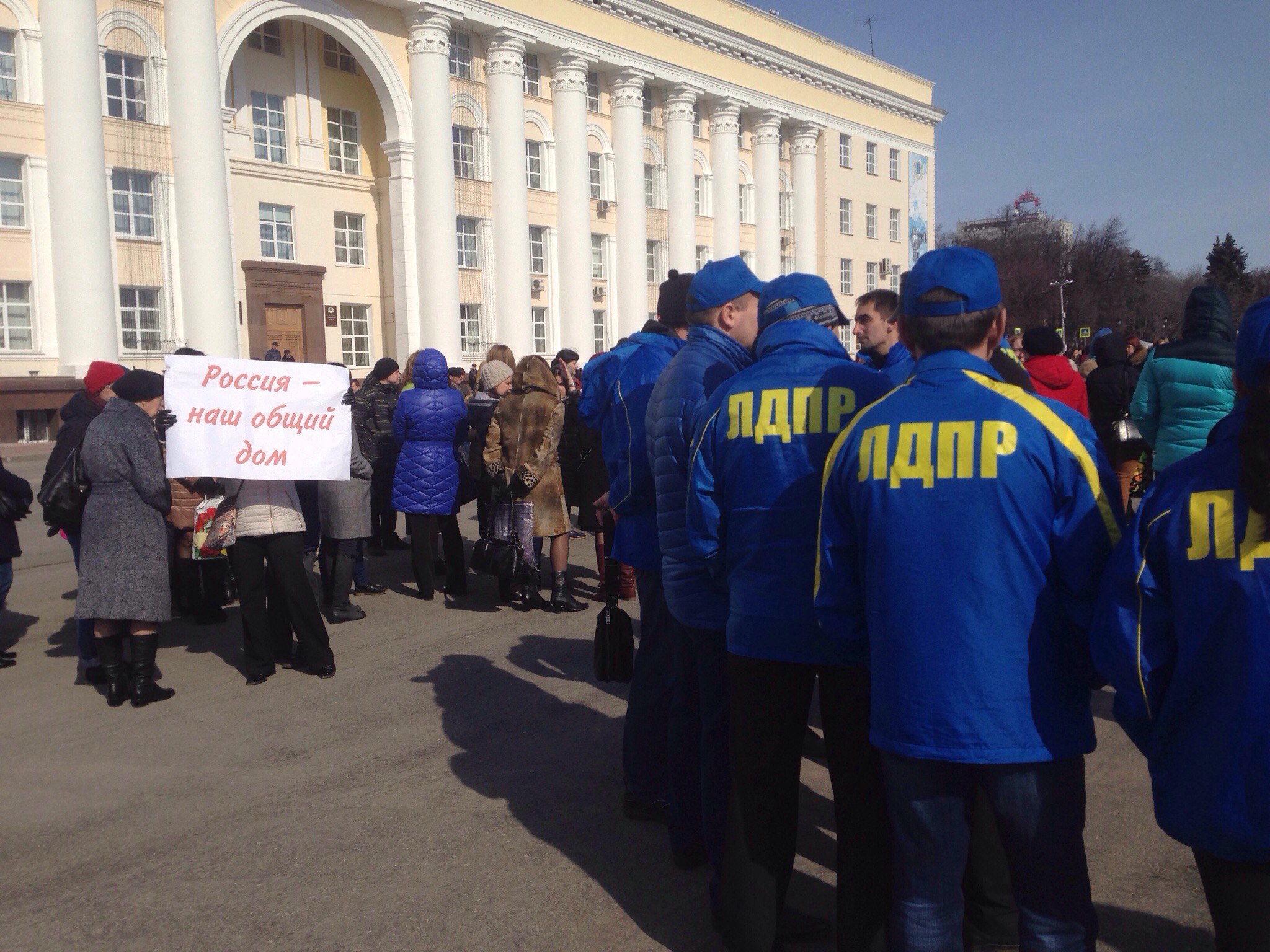 На площади Ленина прошел митинг против террора в поддержку жертв трагедии в  Санкт-Петербурге. Фоторепортаж Улпресса - все новости Ульяновска