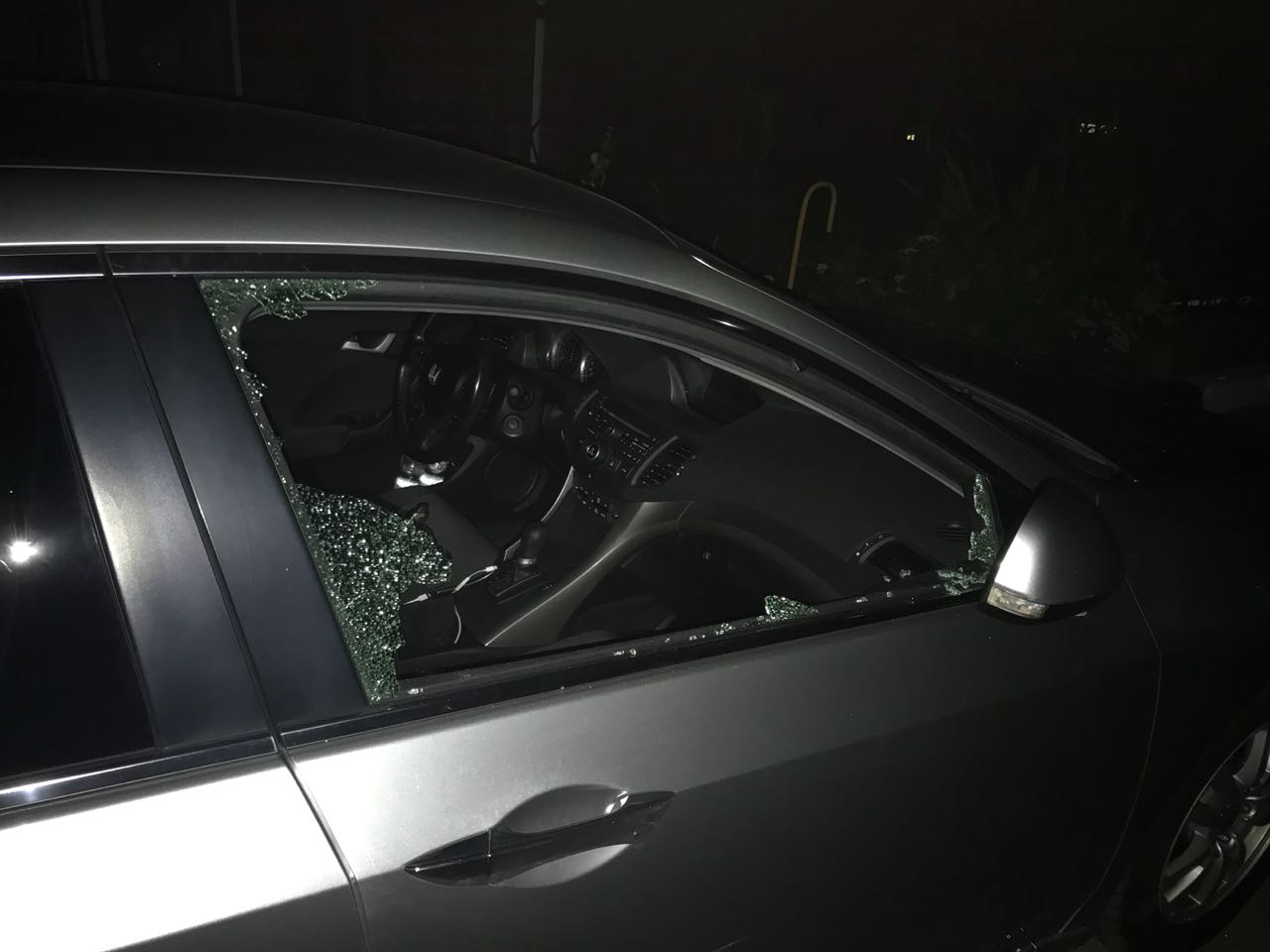 Разбиты окна машин. Разбил окно в машине. Разбитое боковое стекло. Разбитое стекло автомобиля тонированное. Мерседес разбитое стекло.