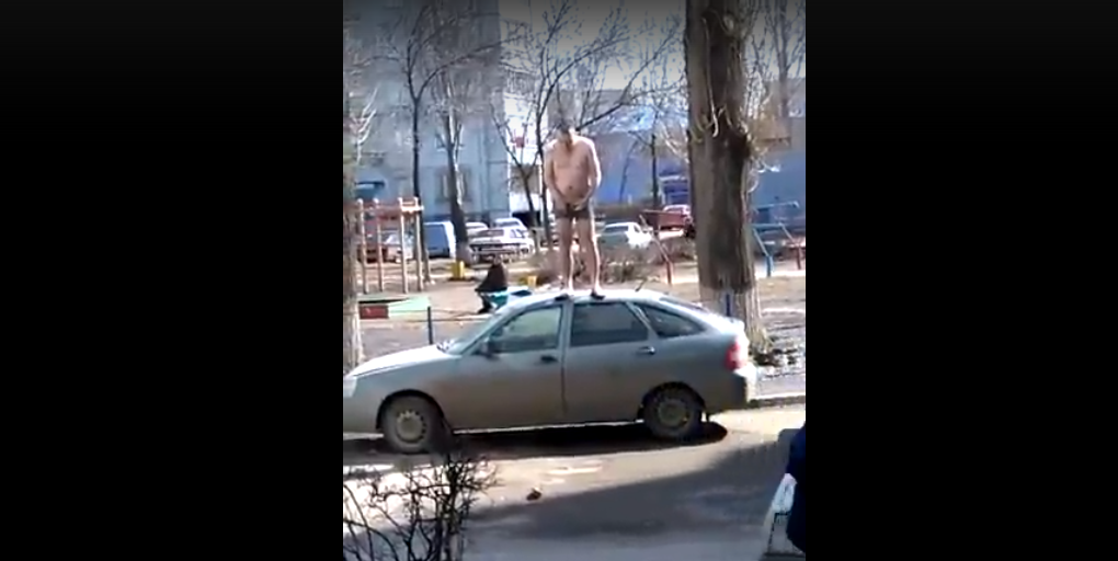 Видео: голый туляк прыгал по машинам и кричал, что его хотят убить